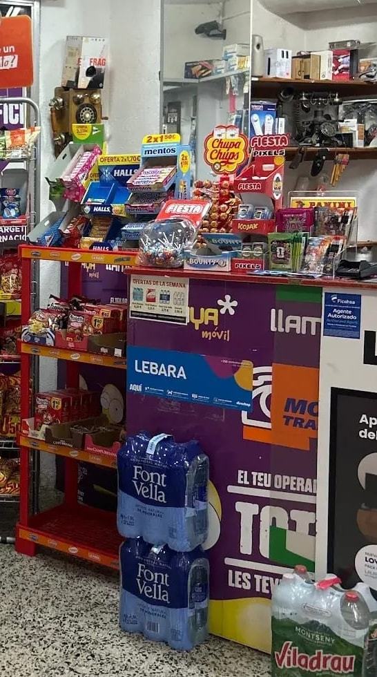 El mostrador de Tienda Ouassim, con los carteles de las compañías de recargas y la caja